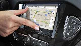 Wie beim Handy. Der berührungsempfindliche Sieben-Zoll-Farb-Touchscreen des Opel IntelliLink-Systems funktioniert wie das vertraute Smartphone, die Kartendarstellung lässt sich mit einer Handbewegung zoomen.
