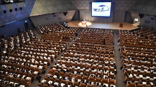 Der begleitende Kongress umfasst mehr als 100 Vorträge, die Keynote kommt von BMW und Fuji Heavy Industries.
