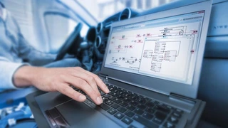 Kennziffer 103: Mit eHandbook hat ETAS ein interaktives Dokumentationswerkzeug vorgestellt, mit dem der Entwicklungsingenieur schnell einen Überblick über die Funktionen und Signalverläufe des Steuergeräts bekommt. Das Tool ersetzt lästiges Nachschla