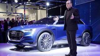 Ricky Hudi, Leiter Entwicklung Elektrik und Elektronik, stellt die Konzeptstudie Audi e-tron quattro concept vor.
