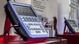 Neuzugang im Rohde&Schwarz-Portfolio: das Handheld-Oszilloskop R&S Scope Rider ist erhältlich als 4- oder 2-Kanal-Gerät jeweils mit Bandbreiten von 60, 100, 200, 350 oder 500 MHz und einer Abtastrate von bis zu 5 GSample/s. 