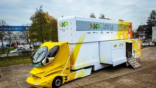 Entgegen der herrschenden Vorstellung, dass in Amerika alles größer ist: Der europäische Truck im ausgefalteten Zustand ist flächenmäßig größer als die amerikanische Variante, es sind mehr Demos untergebracht und auf der zweiten Ebene ist auch noch P