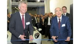 AVL-Chef Helmut List (rechts) and der Bürgermeister von Bietigheim, Jürgen Kessing (links) eröffnen das neue Testzentrum.