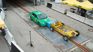 Hier fährt das Fahrzeug mit 50 km/h gegen einen gleichschnellen Barrierewagen.