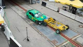Die Barriere, an der ein Aluminiumkörper mit Wabenstruktur angebracht ist, simuliert einen rund 1,4 Tonnen schweren Wagen der unteren Mittelklasse.