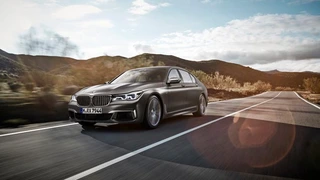 Mit dem neuen BMW M760Li xDrive erhält die soeben gestartete BMW 7er Baureihe ein prestigeträchtiges Topmodell.