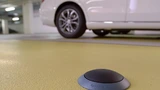 Bosch unterstützt bei der Parkplatzsuche, indem Sensoren in Autos oder auf Parkplätzen freie Parkmöglichkeiten melden. Diese Informationen sind in Echtzeit-Karten für Autofahrer abrufbar.