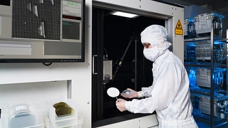 Mit dem neu entwickelten Photolumineszenz-Messsystem können bereits während der Produktion Materialfehler in SiC-Wafern nachgewiesen werden.