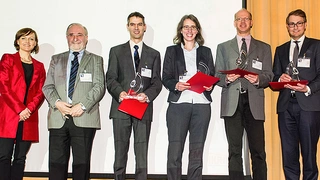 Übergabe des Semikron Innovation Awards (v.l.n.r.): Bettina Martin (SEMIKRON-Stiftung), Prof. Leo Lorenz (ECPE e.V.), Dr. Patrick Berwian (Fraunhofer IISB), Larissa Wehrhahn-Killian (Infineon Technologies AG), Dr. Michael Krieger (LAP, Friedrich-Alex