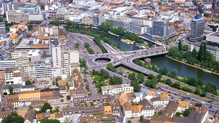 Auch die Landeshauptstadt des Saarlands rangiert unter Deutschlands verkehrsreichsten Städten. Hier steht ein Fahrer im Durchschnitt 35 Stunden im Stau. Ein leichter Rückgang im Vergleich zu 2014.