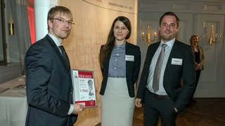 Roswitha Skowronek und Sebastian Wolf von Siemens nehmen die Urkunde für den 3. Platz von Elektronik-Redakteuer Markus Maller in Empfang.