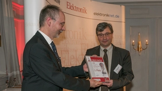 Reinhard Keil erhält von Elektronik-Redakteur Harry Schubert die Urkunde für den dritten Preis der Elektronik-Leserwahl Produkte des Jahres 2016.