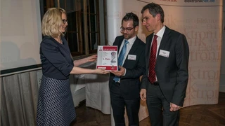 Dr. Patrick Frey und Ralf Rick von ETAS nehmen die Urkunde für den dritten Platz von Elektronik-automotive-Redakteurin Stefanie Eckardt entgegen.
