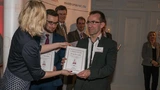 Stefanie Eckardt (Elektronik automotive) zeichnete das Autorentrio von Audi, Philipp Rabenau (mitte), Reiner Lendle (rechts) und Dr. Werner Thomas (abwesend) aus.  