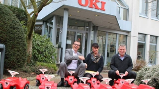 Der deutsche Ableger der japanischen OKI Electric Industry gab pünklich zum 1. April das Umrüsten seiner Firmenflotte bekannt: "Die Belegschaft von OKI darf sich freuen: Ab sofort stellt ihnen ihr Arbeitsgeber zehn sportliche Bobby-Cars zur Verfügung