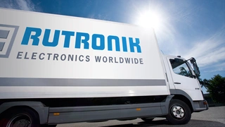 Von einem der Rutronik Lager in Eisingen, HongKong oder Texas gehen die Waren in die ganze Welt – nicht immer mit dem LKW.