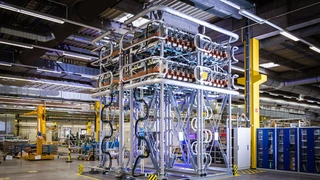 Das Bild zeigt einen Konverterturm in HGÜ-Plus- Technik, wie er bei den deutschen Offshore- Netzanbindungen verwendet wird. Der Turm in der Nürnberger Fabrik dient in erster Linie zur Schulung von Wartungsarbeiten für Kundenpersonal und Siemens-Mit