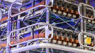 Das Bild zeigt eine Detailaufnahme eines Konverterturm in HGÜ-Plus-Technik, wie er bei den deutschen Offshore-Netzanbindungen verwendet wird. Der Turm in der Nürnberger Fabrik dient in erster Linie zur Schulung von Wartungsarbeiten für Kundenperson