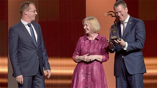 Prof. Dr. Johanna Wanka übergibt den Hermes Award 2016 an Harting.