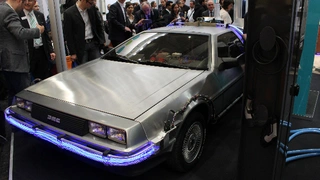Auf der Hannover Messe 2016 zeigt Phoenix Contact einen umgebauten Original DoLorean, der sich via neuem CCSplus laden ließ.