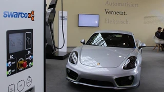 Ein Fahrzeug, eine Mission: Der Mission E von Porsche am Stand Baden-Württemberg in Halle 27.