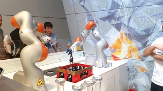 "Wir wollen den Roboter aus dem Käfig befreien", sagte der Vorsitzende der KUKA Geschäftsführung Tim Reuters auf der Hannover Messe 2016. Mit der Leichtbauroboterserie »LBR iiwa« ist der Anfang schon gemacht - ein Schutzgitter zwischen Mensch und Rob