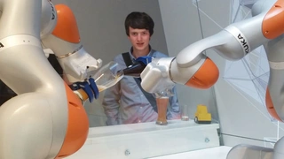 ... »intelligent industrial work assistant« (iiwa) hat KUKA den kollaborativen Leichtbauroboter getauft. Gedacht ist er für die Zusammenarbeit mit Menschen, es können aber auch zwei iiwa miteinander kooperieren, um ein Glas Weißbier einzuschenken.