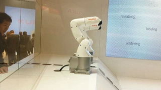 Der KR 3 aus der Kleinteileroboterfamilie AGILUS trägt Lasten bis 3 kg und ist damit der kleinste Vertreter dieser Produktfamilie. KUKA hat große Pläne mit ihm, denn erstmals bringt der Augsburger Roboterhersteller eine Modell für die Elektronikferti