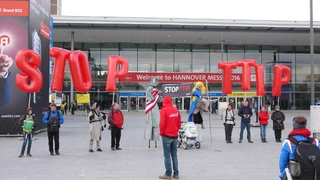 Am ersten Messetag, dem Tag des Obama-Besuchs, war die Anti-TTIP-Demonstration vor dem Eingang Nord der Hannover Messe unübersehbar.