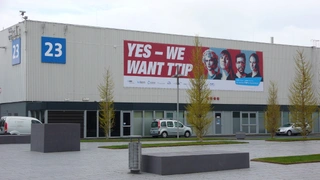 Wer über den Eingang Nord das Messegelände betrat, ging direkt auf die Pro-TTIP-Demonstration der Unternehmensverbände an der Außenfassade der Halle 23 zu.