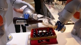 500 Jahre nach der Erfindung des deutschen Bier-Reinheitsgebots könnten Roboter im Biergarten den Ausschank übernehmen. Auf dem Kuka-Messestand machten zwei Exemplare des »LBR iiwa« dies schon mal vor – mit Gefühl und Präzision.
