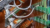 Die im Bild dargestellte Rigid-Flex-Schaltung wird beim Einbau fest verankert