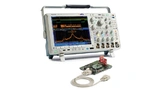 Mixed-Domain-Oszilloskop der Serie MDO4000C von Tektronix und eine Funkmodul-Testbaugruppe von Microchip Technologies
