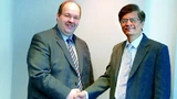 Christian Neumeyr (Plug-In Electronic, links) und Ajay Bhagwat (Renu Electronics) besiegeln die Distributionspartnerschaft.