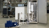 Synthese von Nanopartikeln: An diesem Ultraschall-Reaktor des Fraunhofer ISC in Freiburg kann mittels Druckaufbau innerhalb der Kammer Ultraschall bis zu einer Leistung von 1000 W eingekoppelt werden.