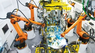 Für die Steuerung mehrerer Fertigungsroboter, deren Bewegungsablauf aufeinander abgestimmt sein muss, sind Echtzeitanforderungen zwingend erforderlich.