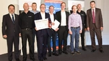 Gewinnerteam »Magnetische Durchflusszytrometrie (MRCyte)« l-r: Peter Krause (AMA), Oliver Maiwald, Johan Jansen (Sencio), Dr. Oliver Hayden, Mathias Reisbeck, Lukas Richter (Siemens Healthcare), Dr. Ronald Lehndorff (Sensitec), Ignas van Dommelen (Se