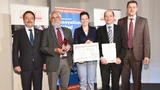  Gewinnerteam »Nerven aus Glas« - v.l.n.r.: Peter Krause (AMA), Prof. Dr. Wolfgang Schade, Dr. Martin Angelmahr (Fraunhofer-HHI) Anna Lena Baumann (Photonik Inkubator/Fraunhofer-HHI) Prof. Dr. Andreas Schütze (Jury/Uni des Saarlandes)