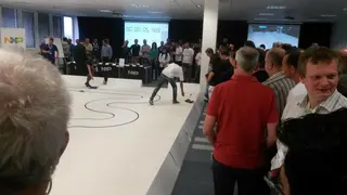1. Kurve und Tschüss, einfach Fahrzeug einfangen und auf zum nächsten Versuch.