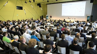 Das Plenum war gut besucht: Die Eröffnungskeynote von Dan Kinzer war gut besucht.