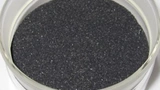 Zerkleinerte, nichtmagnetische Schicht- und Elektrolytmaterialien, die so genannte Schwarzmasse, aus Altbatterien