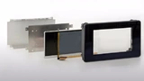Bild 3: Aufbau eines Bopla- Kunststoffgehäuses: (von rechts nach links): Gehäuserahmen mit montierter Mineralglasfront, Touchscreen, Display, spezielle Display-Halteplatte, Rückhaube
