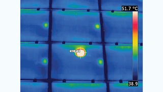 Thermografische Nahaufnahme eines Solarmoduls: Innerhalb einer einzelnen Zelle tritt eine punktförmige Erwärmung auf. Allein aus dieser Betrachtung lassen sich schon verschiedene Defekte ausschließen