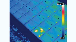 Aus der Vogelperspektive ist intuitiv klar, was mit „Patchwork-Muster“ gemeint ist. In der Regel verbirgt sich hinter so einem Muster ein Defekt der Bypassdiode bzw. der Bypassdioden
