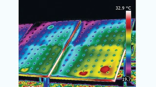 Anders als beim Patchwork-Muster sind hier nur zwei Solarzellen deutlich wärmer als ihre Nachbarn. Ein möglicher Defekt in der Verlötung der Zellen wäre hier als erstes zu prüfen