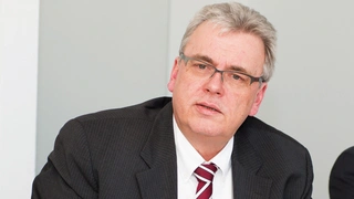 Dr. Peter Geiselhart, Elmos Semiconductor  »Es braucht Innovatoren, die Entwicklungen vorantreiben und diese dann mit der normativen Kraft des Faktischen in den Markt bringen. Die dann aber auch die Offenheit haben, diese Technik  zu standardisieren 