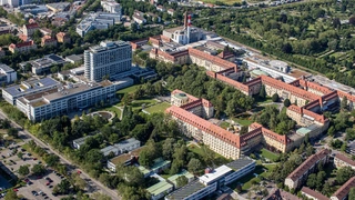 Als »Durchbruch in der zahnmedizinischen Bildgebung« vermeldete das Universitätsklinikum die Arbeit ihrer Radiologen und Zahn-, Mund- und Gesichtschirurgen. Die Radiologie des Universitätsklinikums ist ein Teil der langgezogenen Häuserbauten mit rote