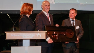 Prof. Dr. oec. publ. Walter Schober, Präsident Technische Hochschule Ingolstadt Mitte) bei der Schlüsselübergabe.