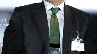Enrico Corti, On Semiconductor,  nahm den Preis für Keith Jackson entgegen.