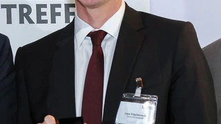 Uwe Frischknecht, Recom Firmengruppe, nahm den Preis für Karsten Bier entgegen